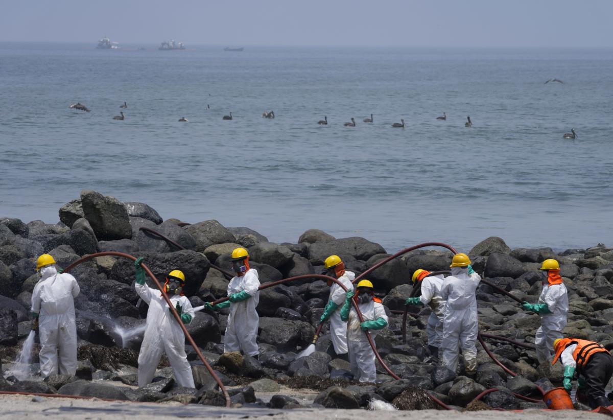 1 month after oil spill, Lima’s beaches empty, cleanup slow