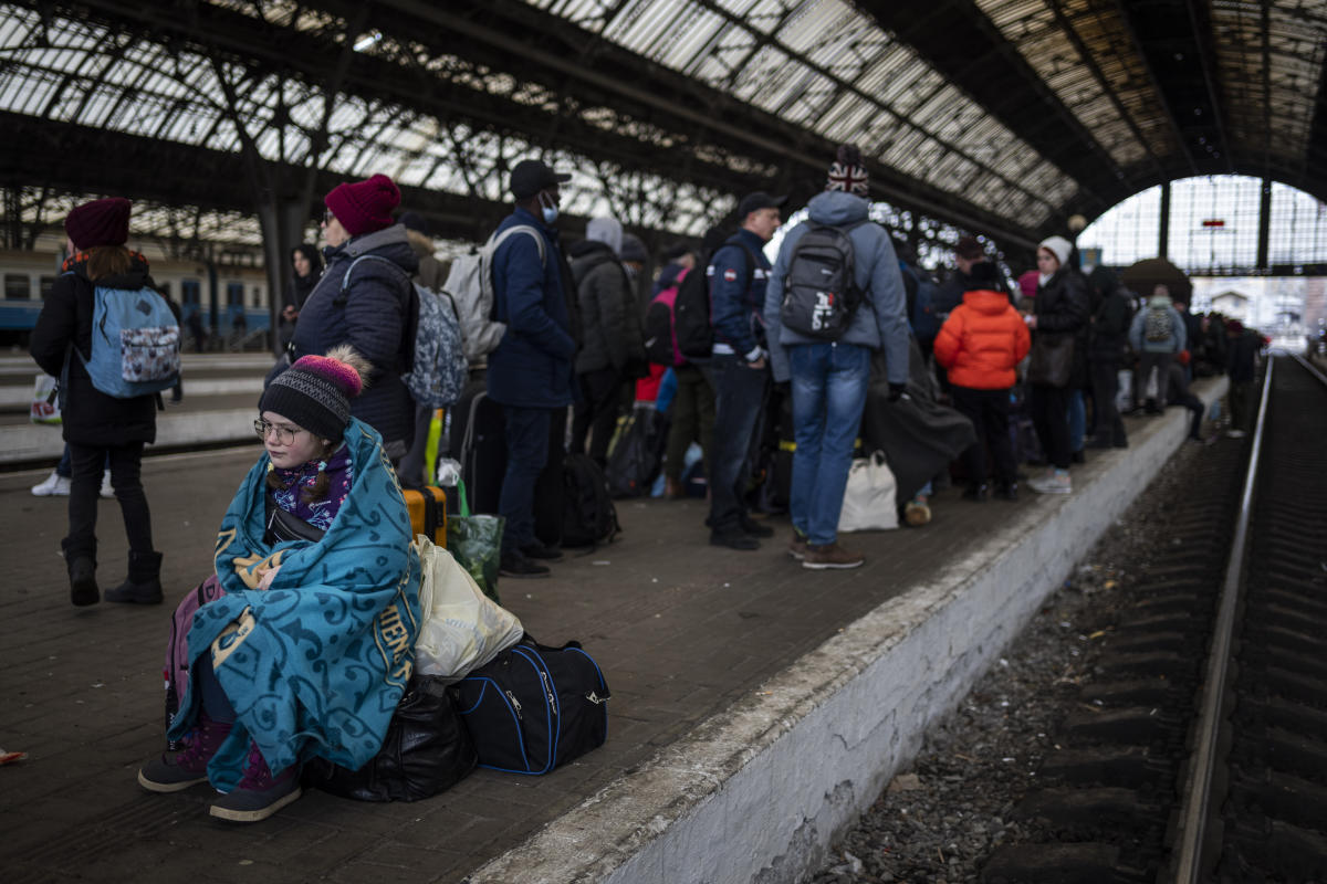 AP PHOTOS: Exit out of Ukraine: escape by foot, train, car