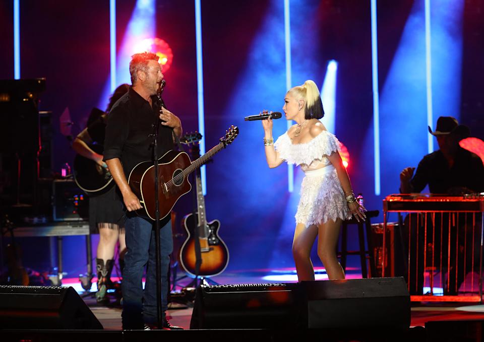 Blake Shelton hilariously comments on Gwen Stefani’s Super Bowl event prep