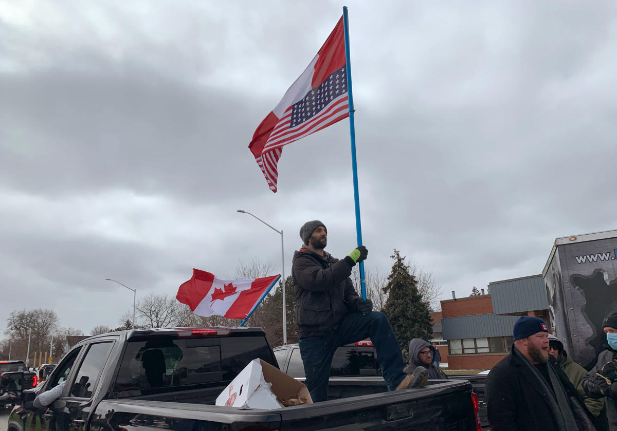 Canada border blockade clearing peacefully as police move in