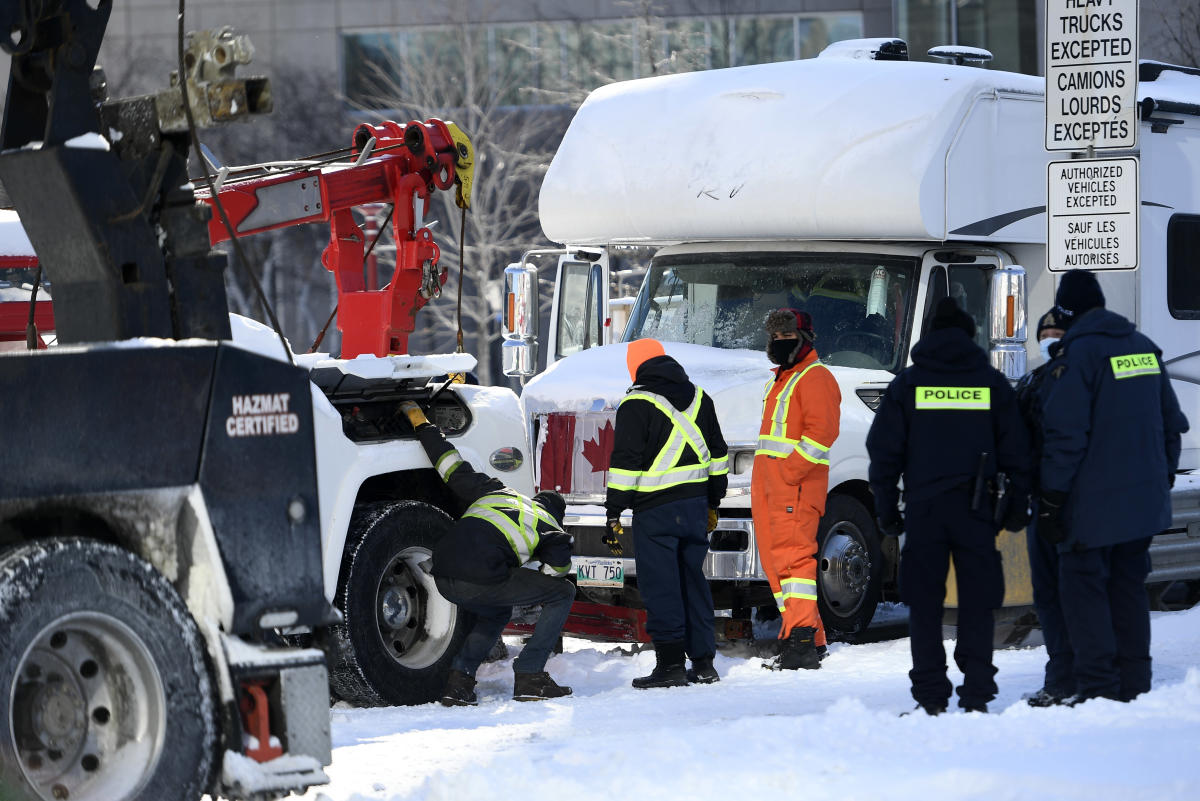 Canadian police arresting protesters, towing rigs in Ottawa