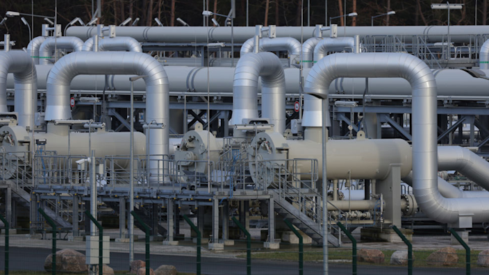 Germany moves to halt Russia gas pipeline over Ukraine crisis