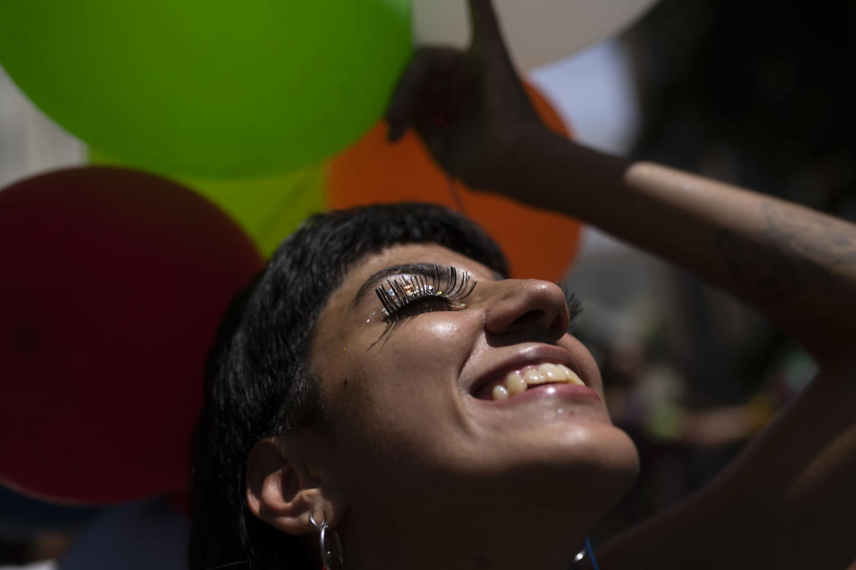 In Rio, even a ban can’t keep revelers from Carnival streets