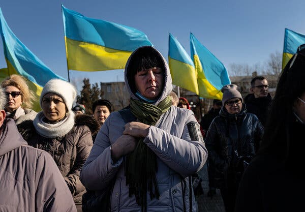 Live Updates: Ukraine Remembers Deadly Protests, as New Threat Looms