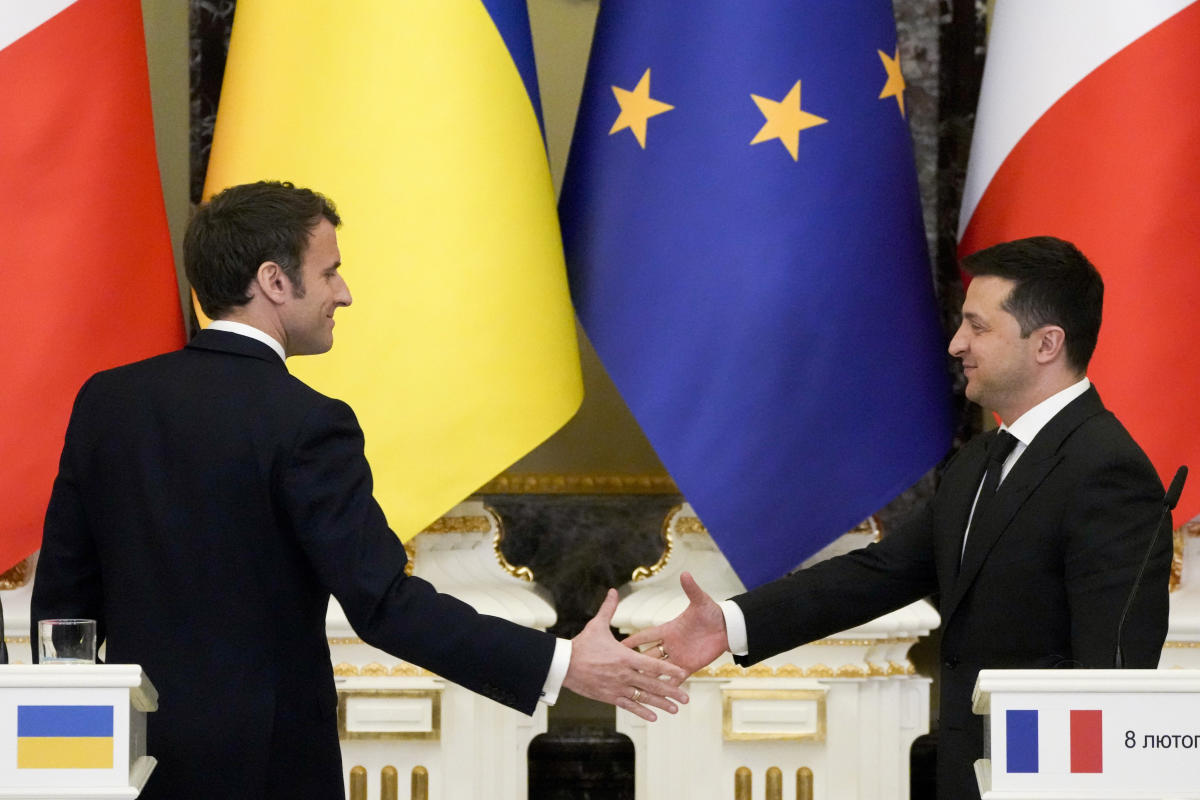 Macron: Putin told him Russia won’t escalate Ukraine crisis