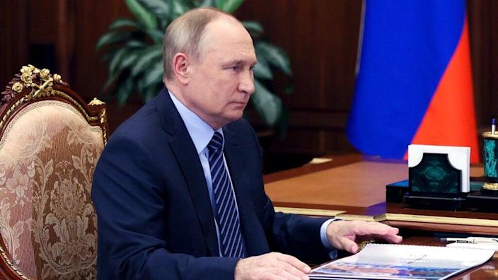 Putin considers recognizing separatist Ukrainian territories as independent