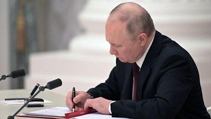 Putin signs treaties giving Russia the right to build military bases in separatist regions of Ukraine