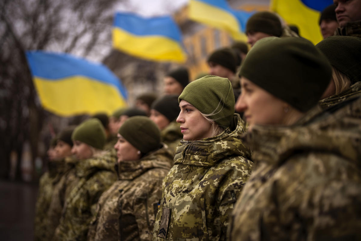 Ukraine shows unity as West sees no sign of Russian pullback