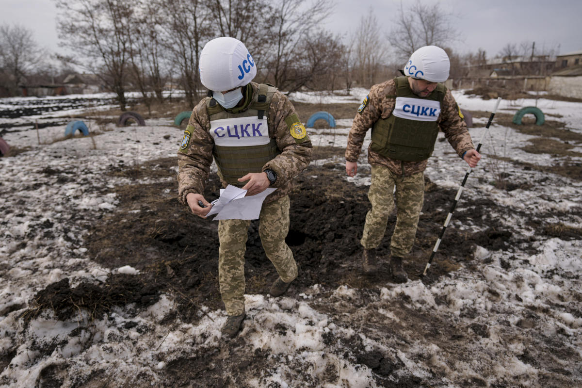 Ukrainian rebels evacuate civilians to Russia amid crisis