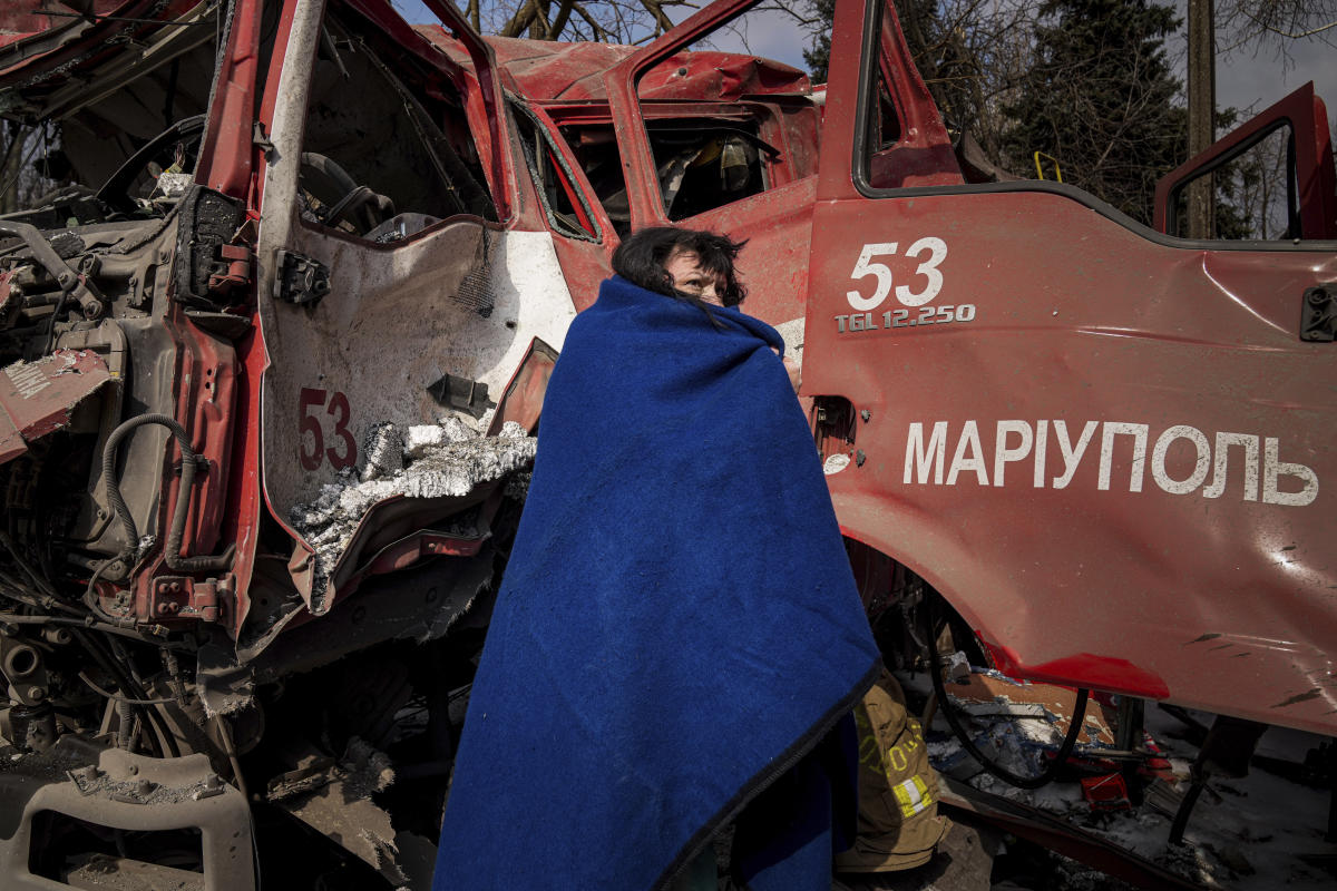 AP PHOTOS: Day 15: A fighter mourned; a young girl shot