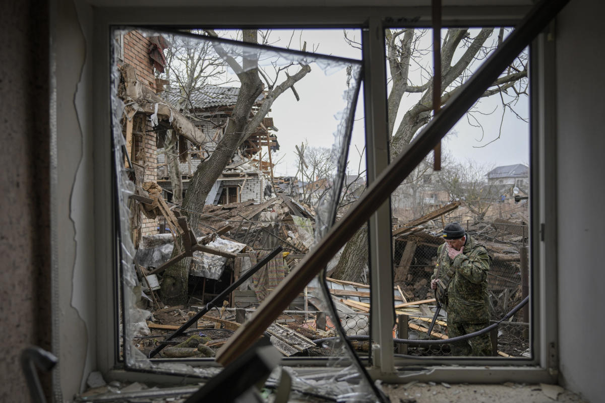 AP PHOTOS: Day 7, Ukrainians feeling weight of war