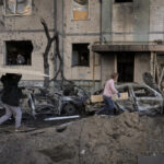 Civilians fleeing Mariupol describe street-to-street battles