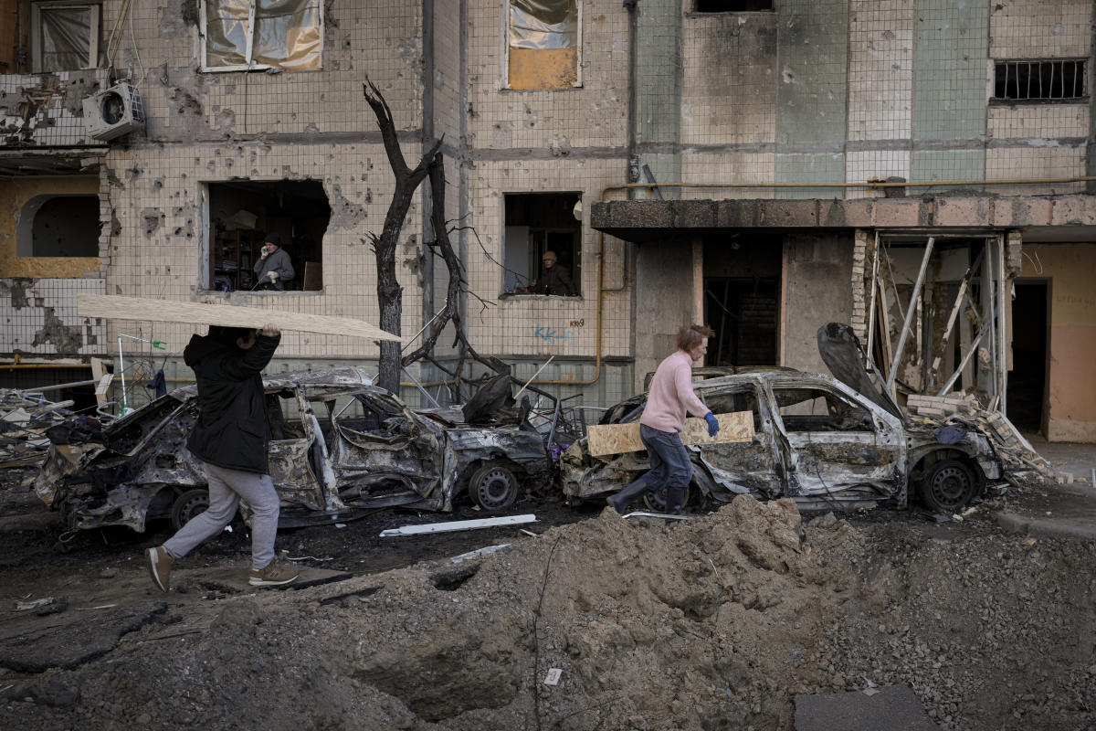 Civilians fleeing Mariupol describe street-to-street battles