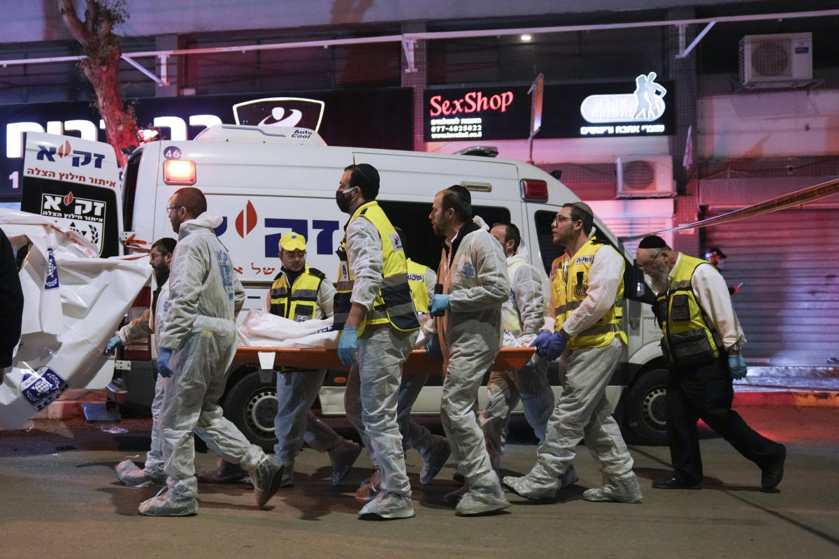 Gunmen kill 2 in central Israel attack, Israeli police say