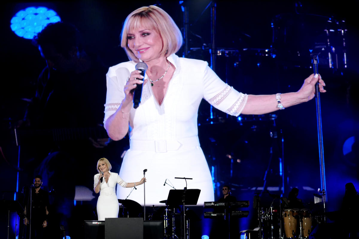 Iranian pop star Googoosh wows Dubai despite Tehran’s outcry