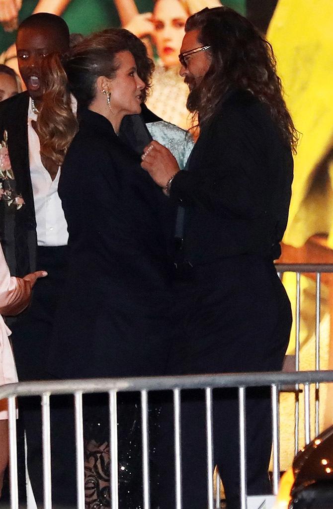 Jason Momoa lends Kate Beckinsale his jacket at Oscars after-party