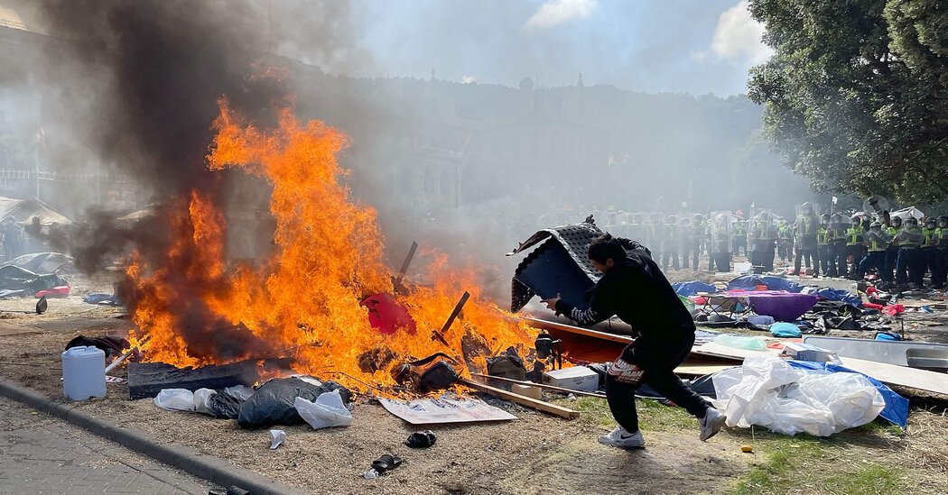 New Zealand Police Move to End Protest, and Violence Erupts