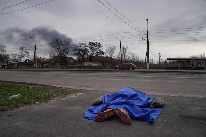 ‘Please help us’: Weary voices call from Mariupol, where bodies line streets