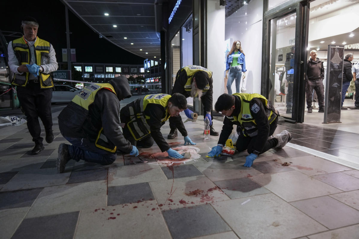 Police: 4 Israelis killed in stabbing attack, suspect shot