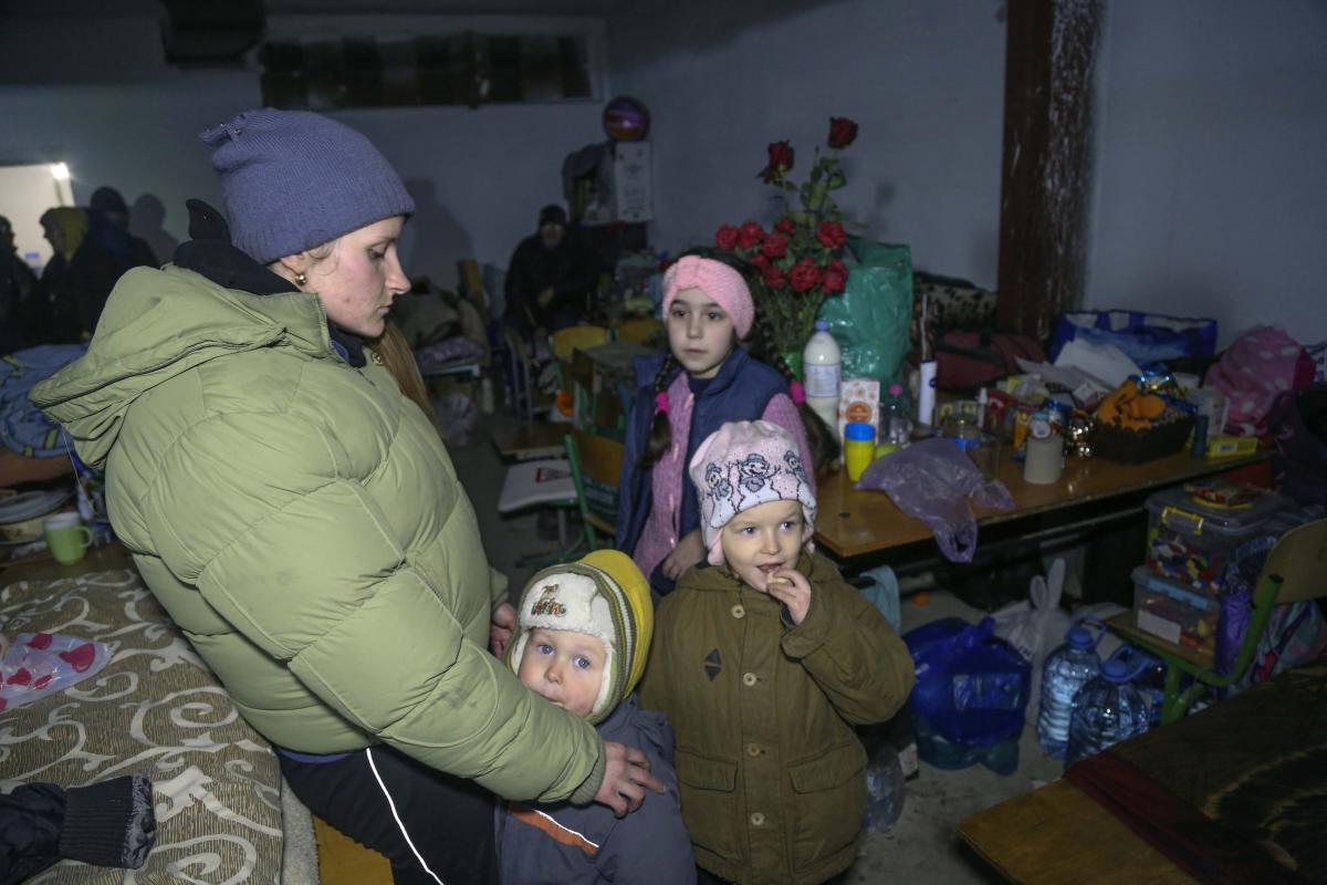 Rescuers search for survivors in smashed Mariupol theater