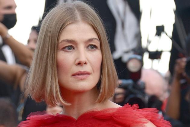 Rosamund Pike Joins Protest Outside Russia’s London Embassy