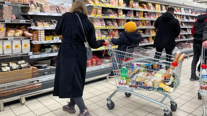 Russians reportedly panic-buying amid food shortage concerns due to Ukraine invasion