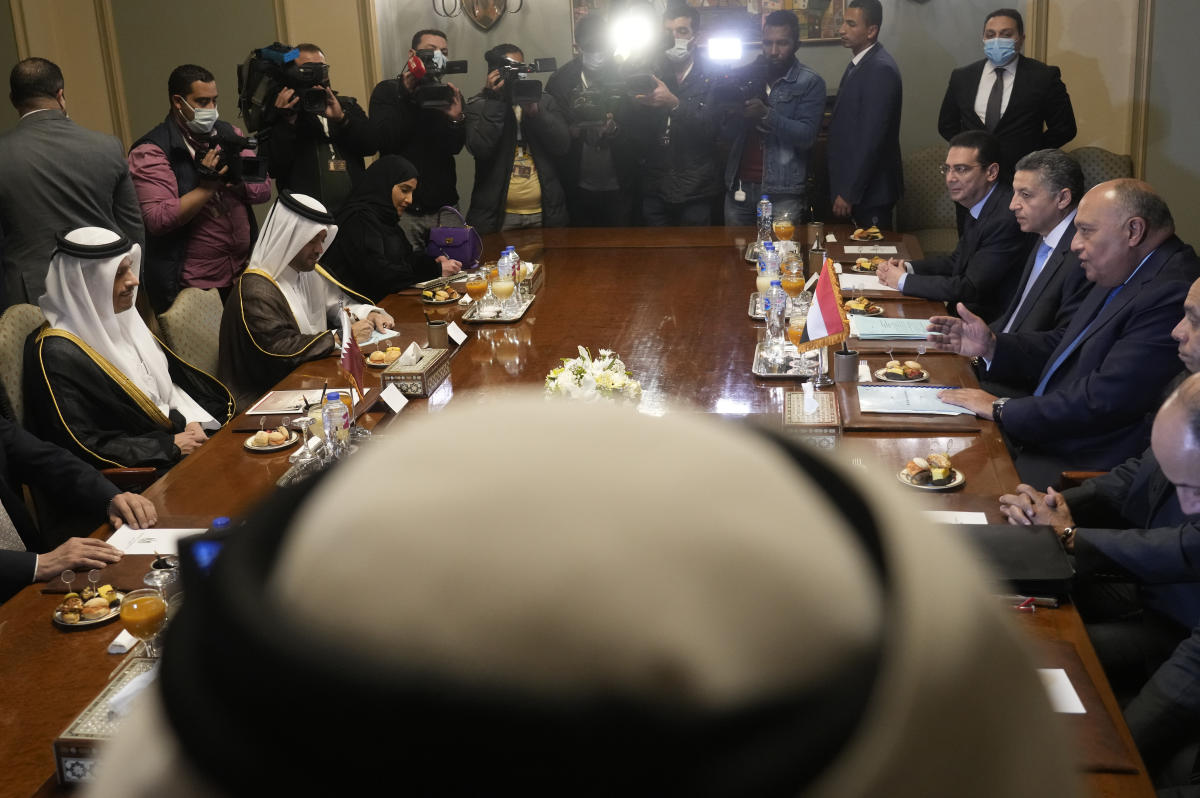 Top diplomats from Egypt, Qatar discuss ties in Cairo