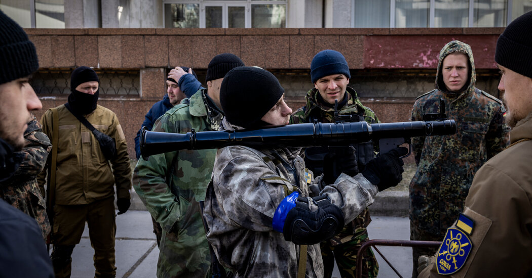 Ukraine Live Updates: Fears Grow for Mariupol as Russia Appears Stalled Elsewhere