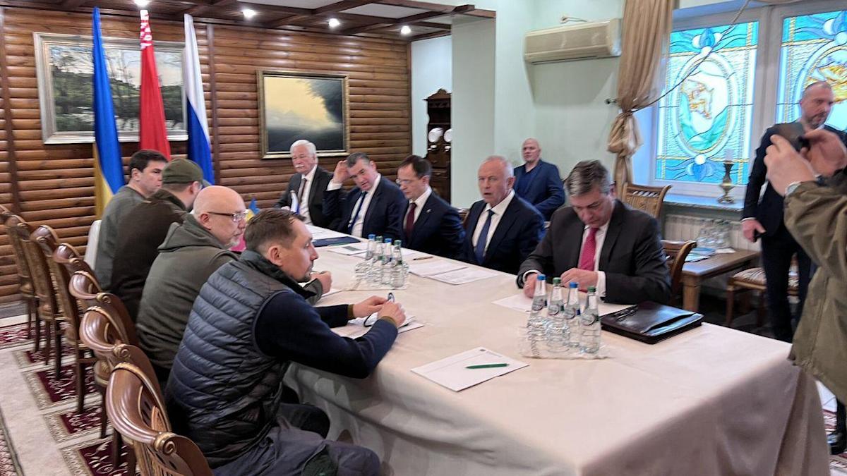 Ukrainian and Russian officials meet for second round of peace talks