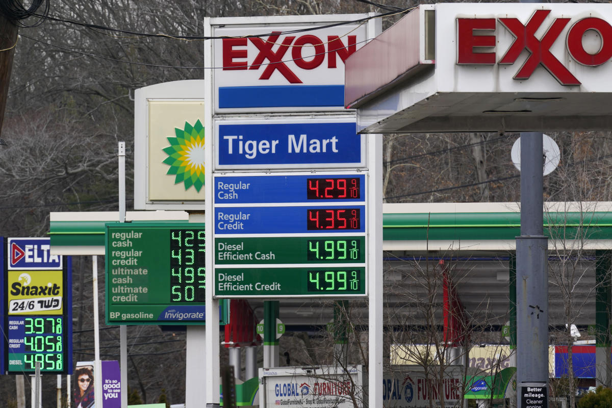 US gasoline prices rise again on talk of banning Russian oil