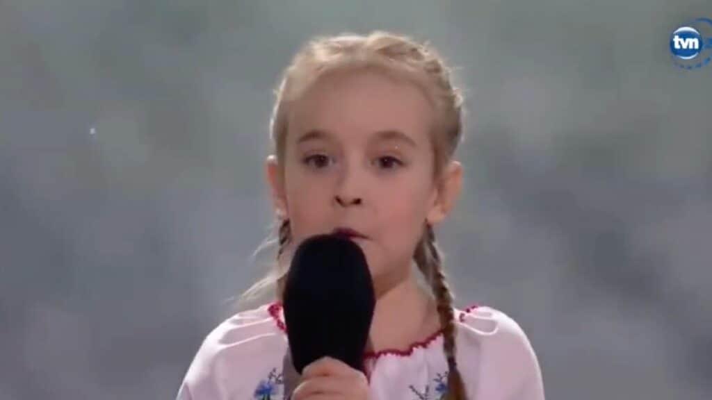 Viral ‘Let It Go’ Girl Sings Ukrainian National Anthem at Charity Concert in Poland (Video)