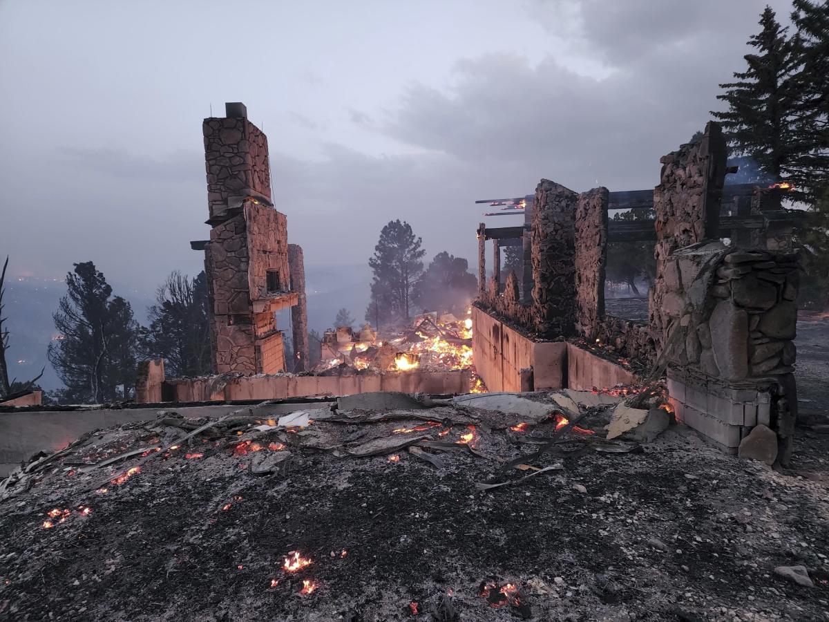 2 dead, more than 200 homes charred in New Mexico wildfire