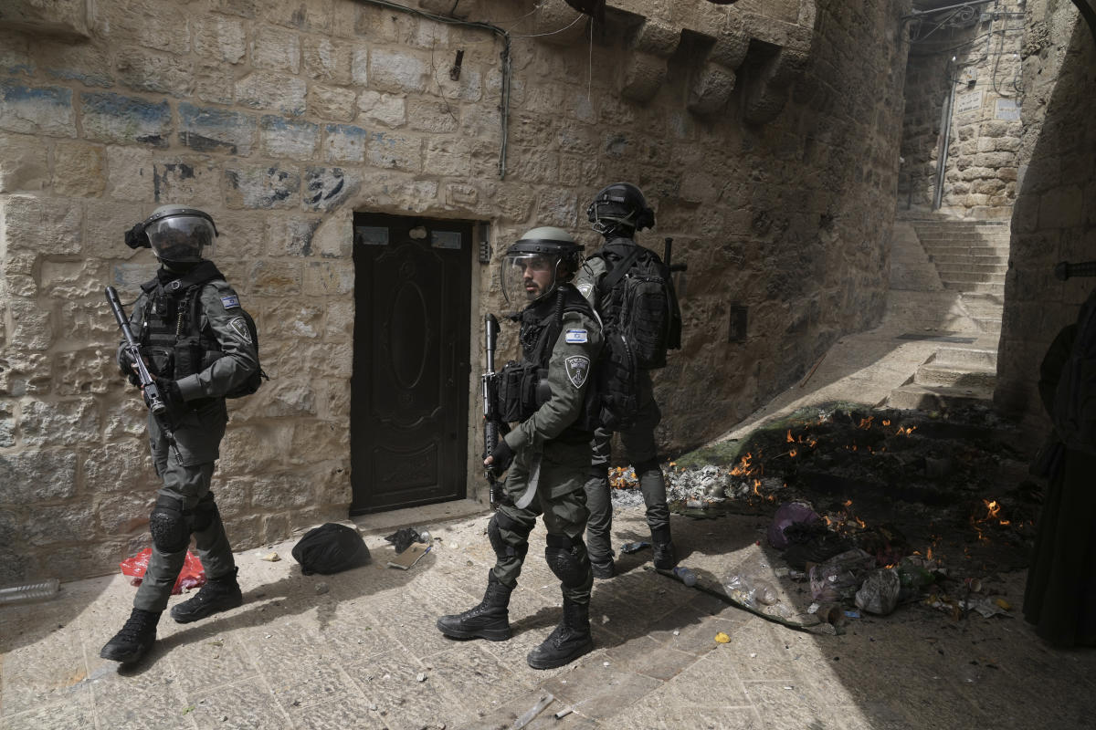 Clashes erupt again near flashpoint Jerusalem holy site