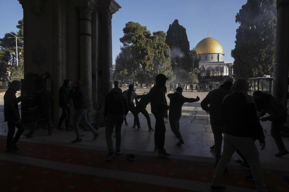 Clashes erupt at Jerusalem holy site, 152 Palestinians hurt