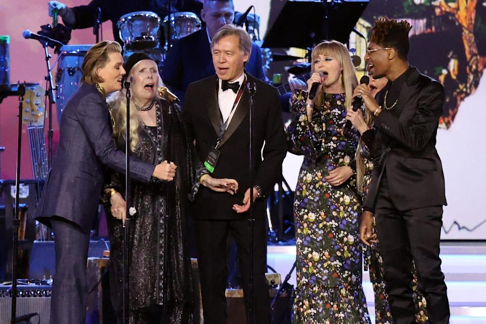 Joni Mitchell makes emotional return to the stage at MusiCares pre-Grammys tribute
