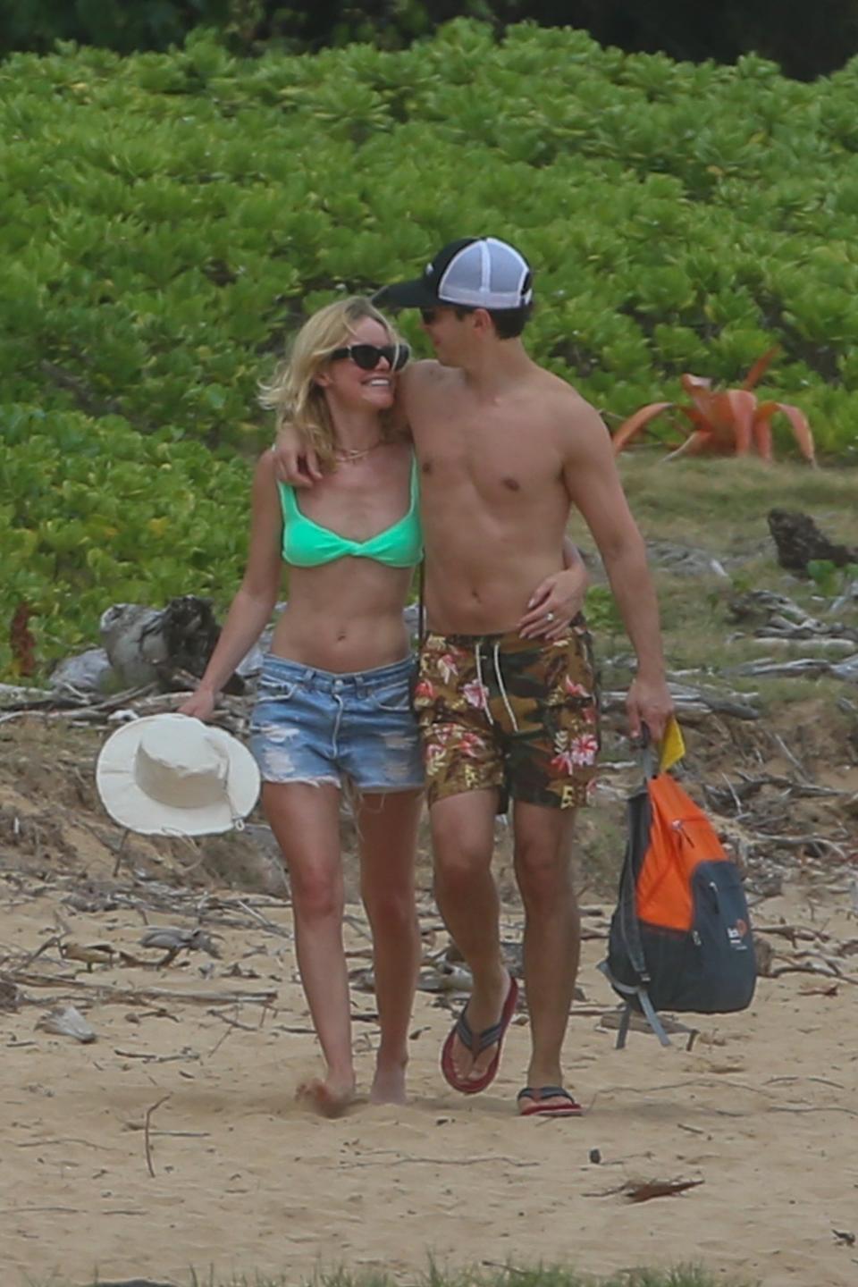 Kate Bosworth and Justin Long show major PDA on Hawaii beach