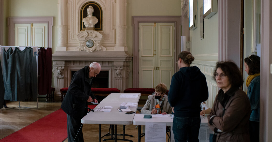 Live Updates: Voting Underway as France Chooses Between Macron and Le Pen