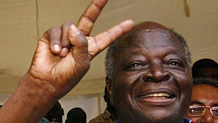 Mwai Kibaki: Kenya’s first opposition president dies age 90