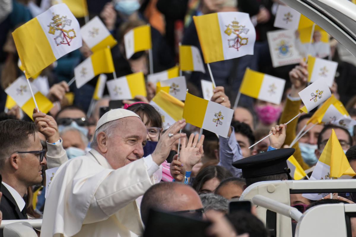 Pope prays for end to ‘sacrilegious’ war, refugee welcome