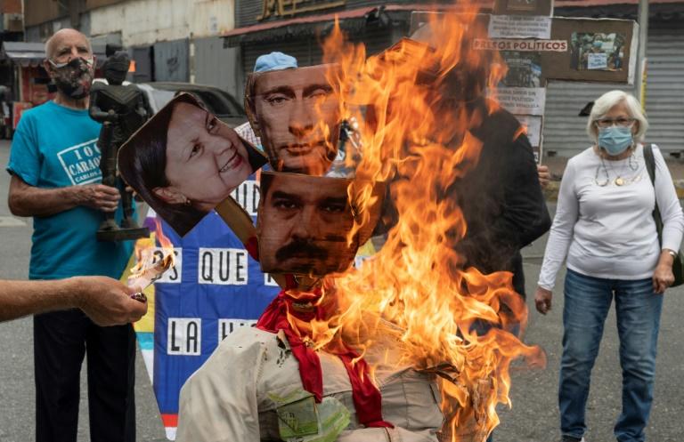 Putin and Maduro burnt as ‘Judas’ in Caracas