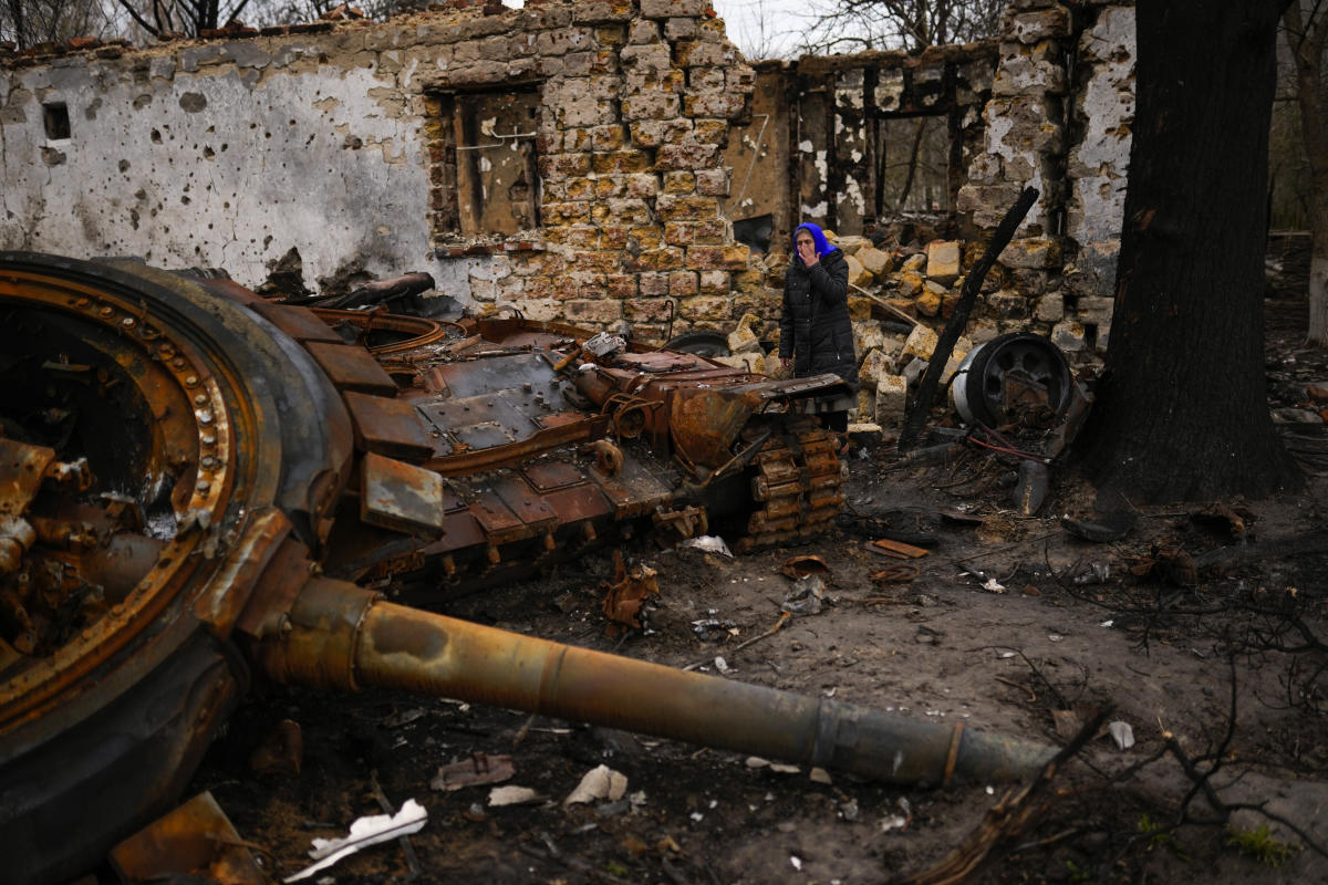 Steel plant under siege; Zelenskyy prepares for US officials