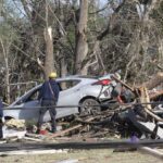 Tornado rips through Kansas; 3 students killed in crash