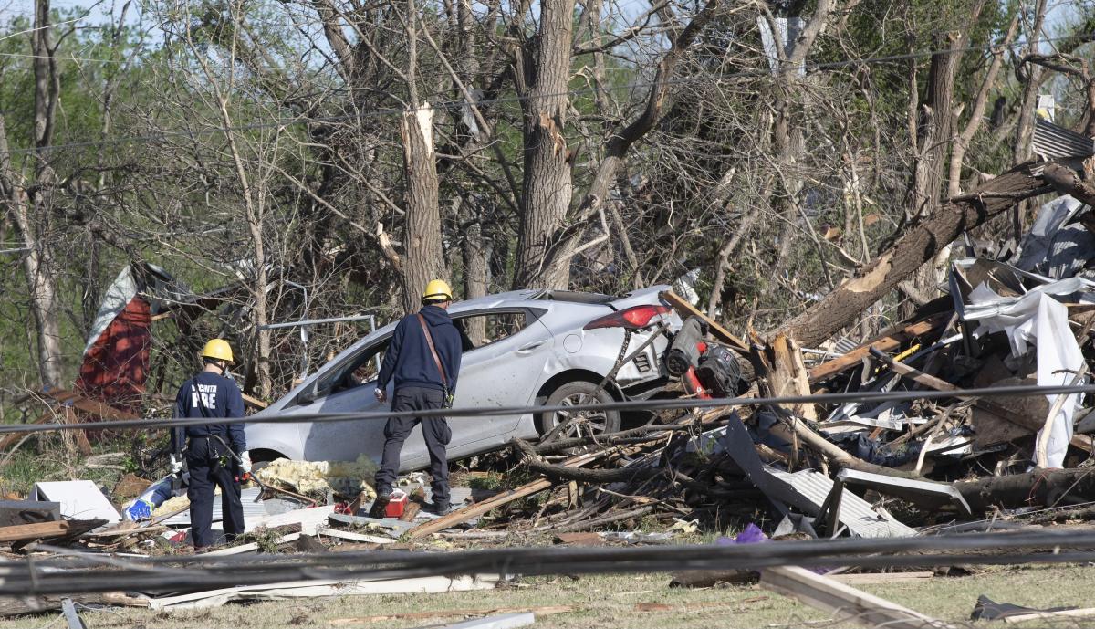 Tornado rips through Kansas; 3 students killed in crash