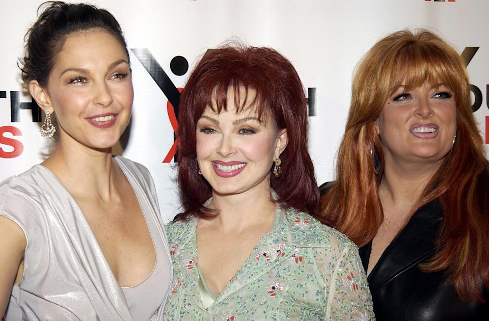 Ashley Judd pens essay on ‘abruptly, shockingly’ spending her 1st Mother’s Day without ‘mama’ Naomi Judd