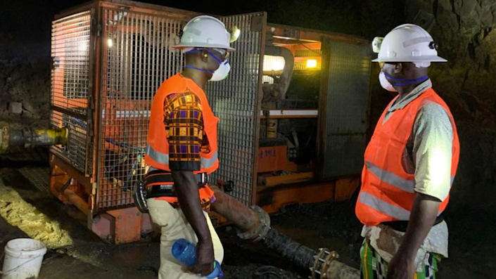 Burkina Faso trapped miners: Families have hope after three weeks