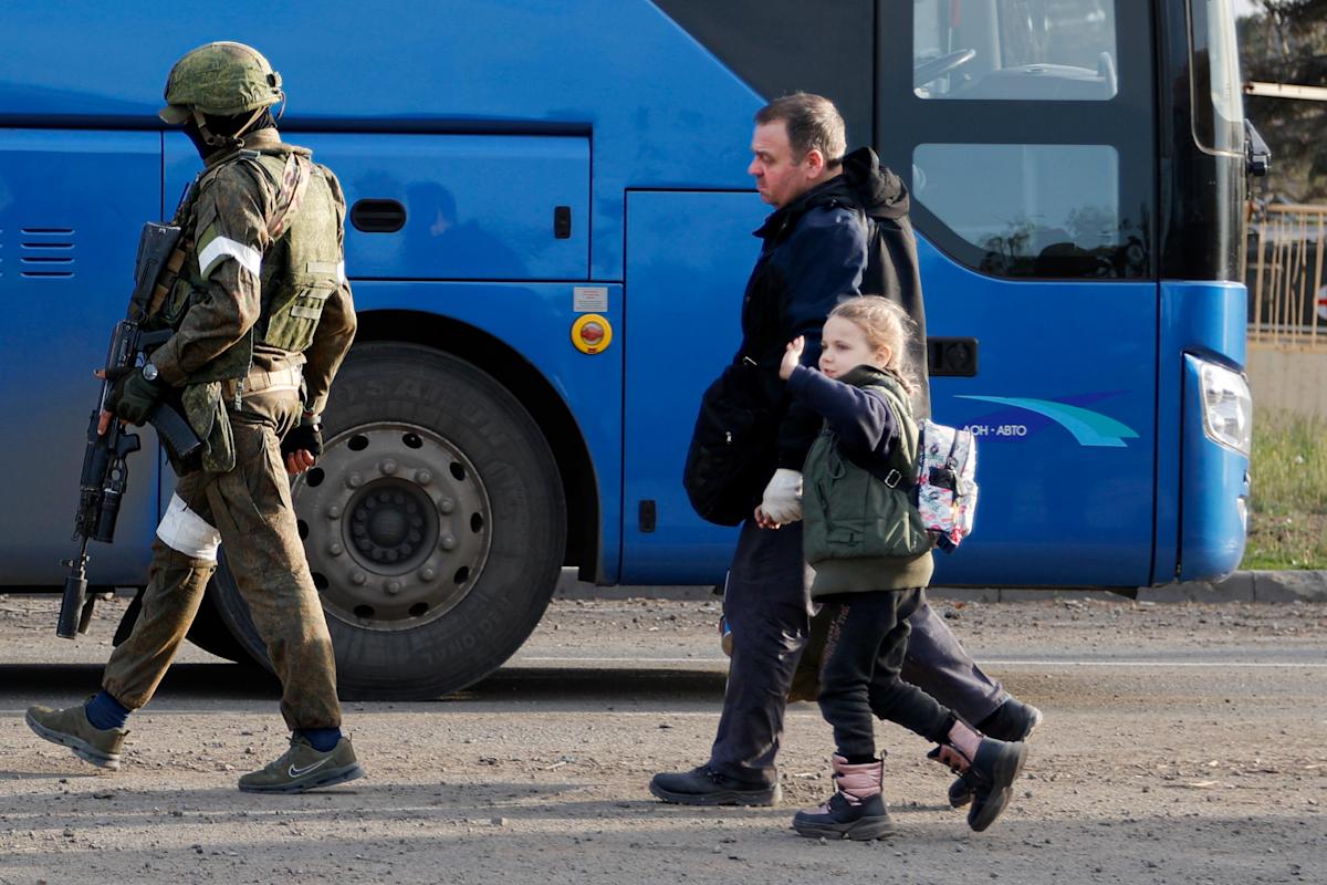 Evacuation efforts go on at sprawling Ukrainian steel mill