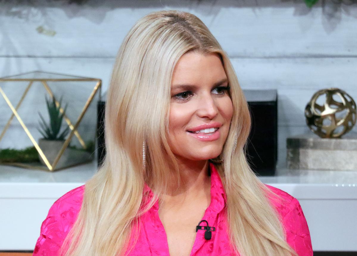 Jessica Simpson puckers up in pool alongside daughter Birdie: ‘Pool yogis’