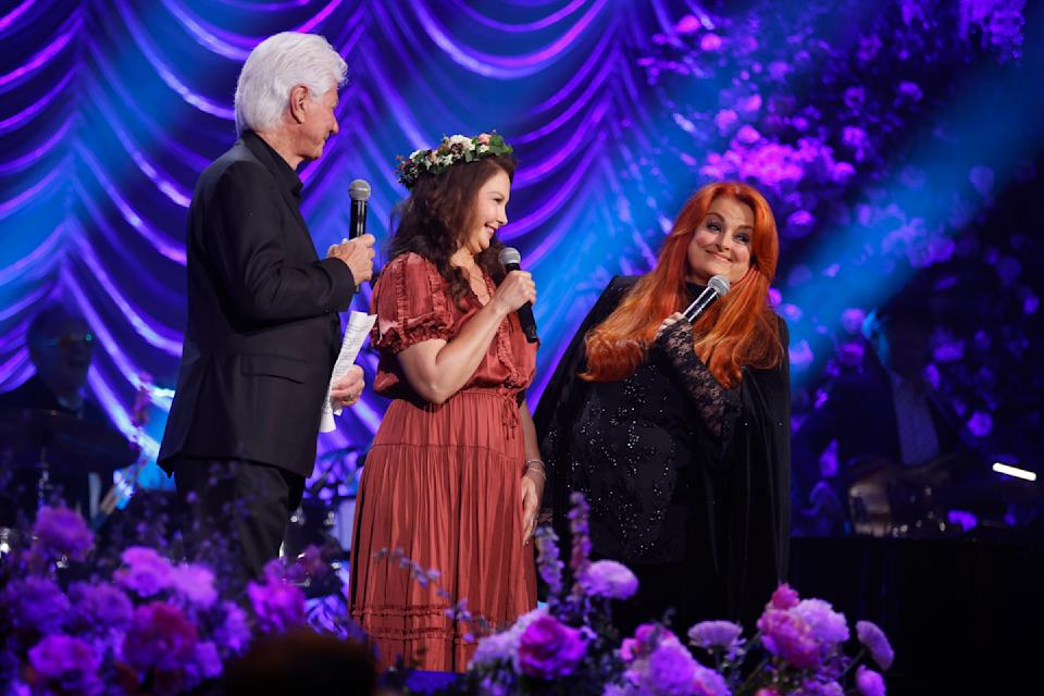 Judd daughters honor their ‘salty single mama,’ shout out their family therapist, announce Judds tour will go on at public Naomi Judd memorial