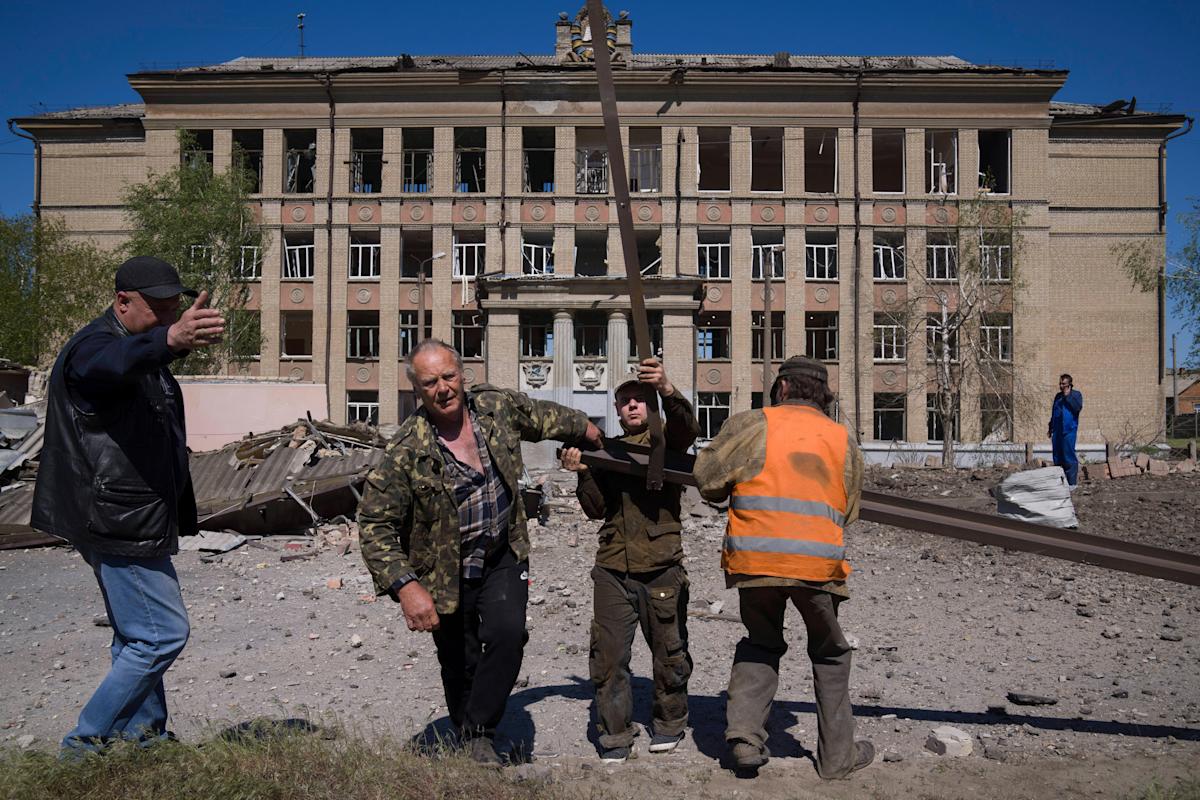 Last women and children evacuated from Ukrainian steel mill