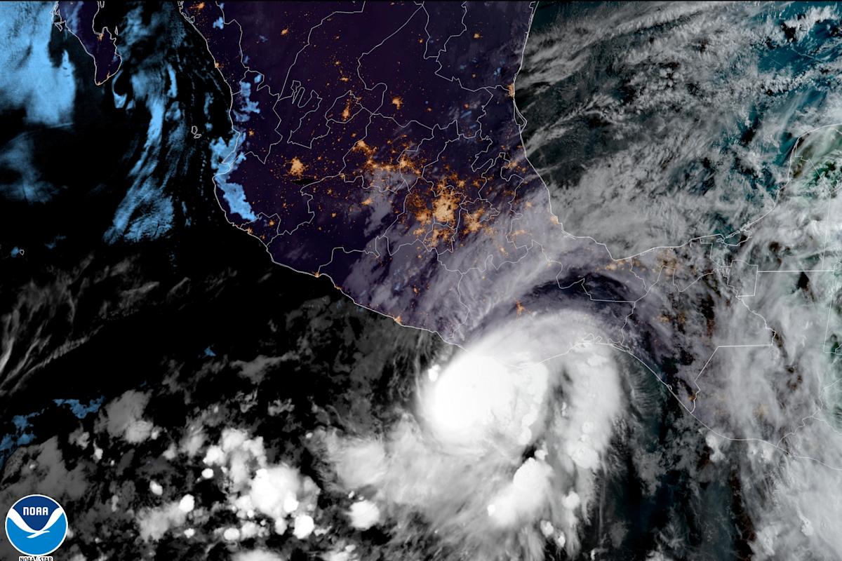 Pacific season’s 1st hurricane makes landfall in Mexico